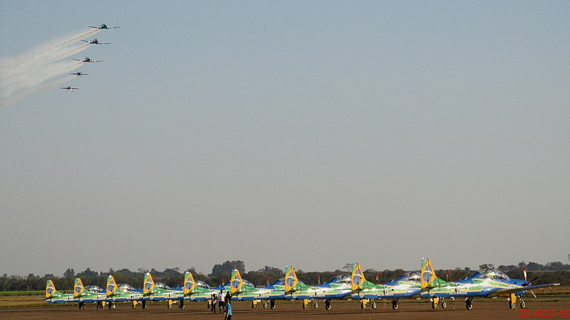 File:Esquadrilha BR Aviation (antiga Oi e Onix Jeans) chegando na Academia da Força Aérea (AFA) em Pirassununga para a exibição no Domingo aéreo 2015. Em destaque os 3 North American T-6 Texan, o Sukhoi - panoramio.jpg