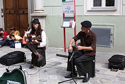 Estas Tonne (baloldalt) 2011-ben a linzi Pflasterspektakelen