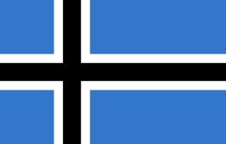 Czarny krzyż skandynawski z białym obramowaniem na niebieskim tle.