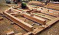 Herstellen einer Fachwerk-Konstruktion nach englischem Vorbild (Timberframe) für einen Neubau in Deutschland.