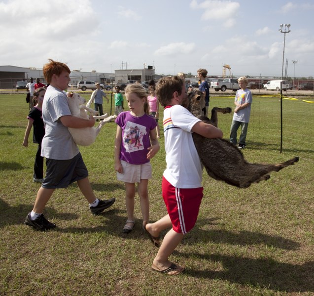 File:Family Day on the grounds of the Alabama River Pulp Company in Claiborne, Alabama LCCN2010639695.tif