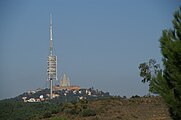Fernsehturm auf dem Tibidabo in Barcelona mit Kirche im Hintergrund fotografiert aus Pedralbes