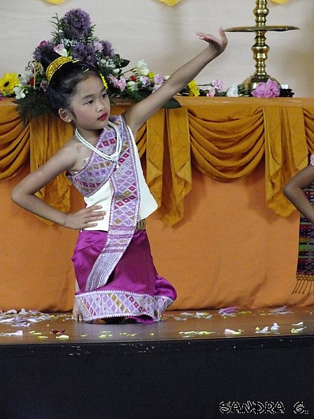 File:Fete Bouddha Strasbourgbonse Danse Laotienne Portrait (73288623).jpeg