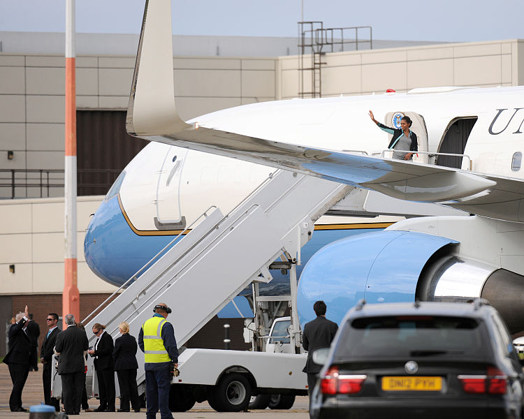 File:First lady of the United States Michelle Obama waves to U.S. military families at Royal Air Force (RAF) Mildenhall, England, July 29, 2012 120729-F-FV908-288.jpg