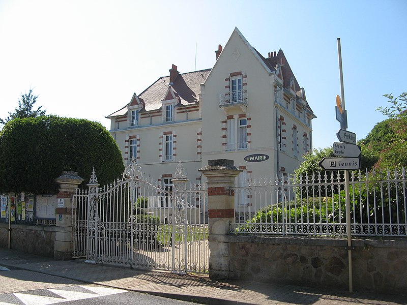 File:Fontannes, mairie.jpg