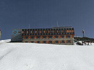 Les anciens locaux de l'Institut pour l'étude de la neige et des avalanches se trouvent au-dessus du site expérimental du Weissfluhjoch (canton des Grisons). Ce laboratoire de nivologie existe depuis 1936.