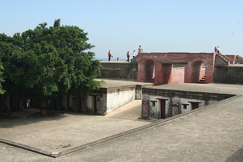 File:Fort Qihou Gaoxiong barracks.JPG