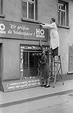Employés d'HO (Handelsorganisation) décorant leur magasin avant une Course de la Paix. Borna, 1954.