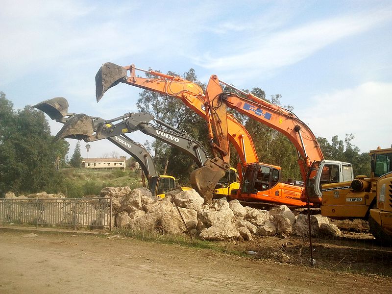 File:Four excavators resting (3).jpg