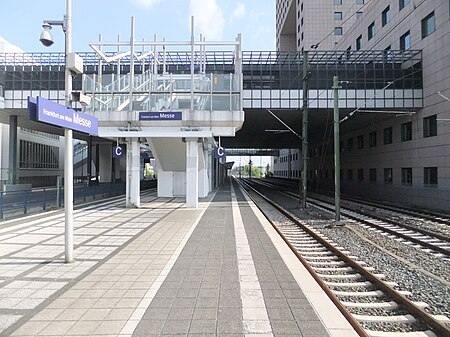 Frankfurt am Main Bahnhof Messe auf Bahnsteig zu Gleis 2 Richtung Frankfurt (Main) Hauptbahnhof 20.5.2012