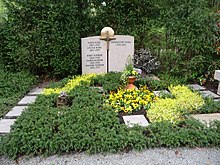 The Kohl family tomb where Hannelore Kohl and both of Helmut Kohl's parents are interred Friedhof-Ludwigshafen-Friesenheim-11.JPG