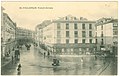 Fotografía antigua de la plaza. Se aprecia una de las fuentes que se instalaron para abastecer de agua a la zona.