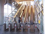 Stationshal met roltrappen en diagonale lift