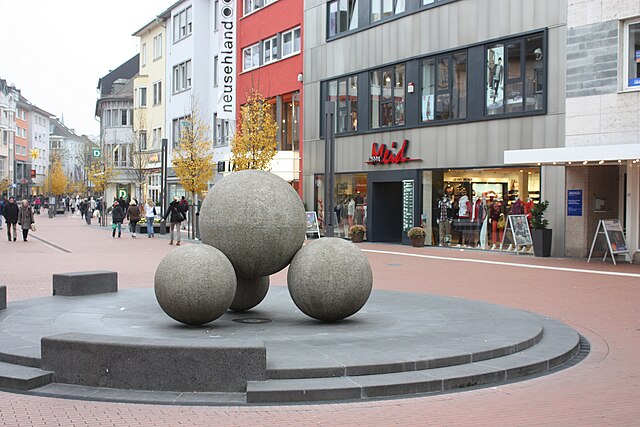 File:Gie%C3%9Fen,_Kreuzplatz_mit_Kugelskulptur.jpg von Dguendel, Wikimedia Commons Lizenz https://creativecommons.org/licenses/by/3.0
