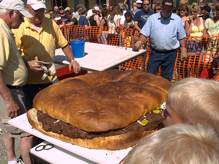 Gigantic hamburger at Giant Burger Festival, 2008.jpg