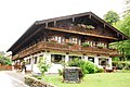 Ehemaliges Gürtlerhaus in der Kaltenbrunner Straße 2 in Gmund am Tegernsee, Landkreis Miesbach, Regierungsbezirk Oberbayern, Bayern. Als Baudenkmal in der Bayerischen Denkmalliste aufgeführt. Laut Denkmalliste im 18. Jahrhundert erbaut.