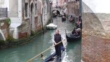 Datei:Gondolas in Venice.webm