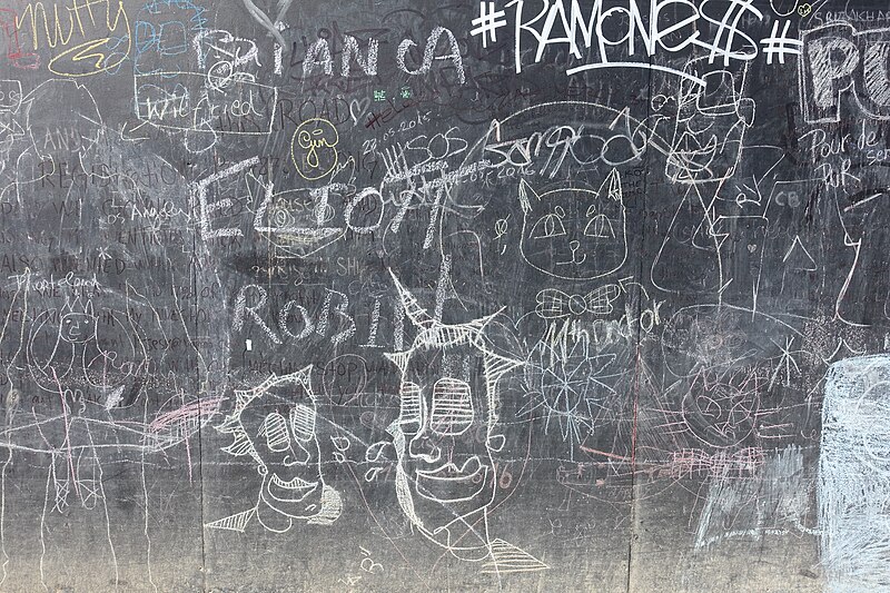 File:Graffitis in Paris in 2016 (28191812805).jpg