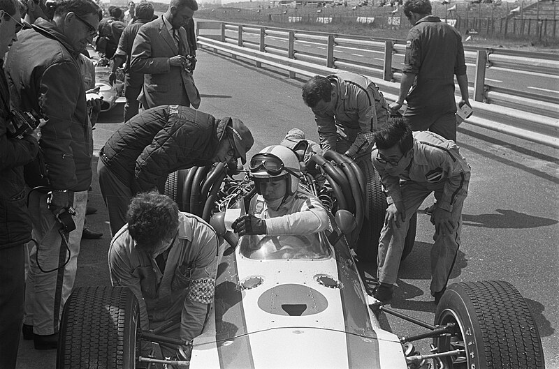 File:Grand Prix 68 Zandvoort training. Nummers 8.9.10 Graham Hill, Bestanddeelnr 921-4530.jpg