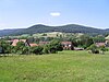 Blick von Oberzell nordwestwärts zum Kleinen Nickus (links) und Großen Nickus (rechts); zwischen beiden Kuppen verläuft die im Foto zu erkennende Landesstraße 3141 von Oberzell nach Gundhelm