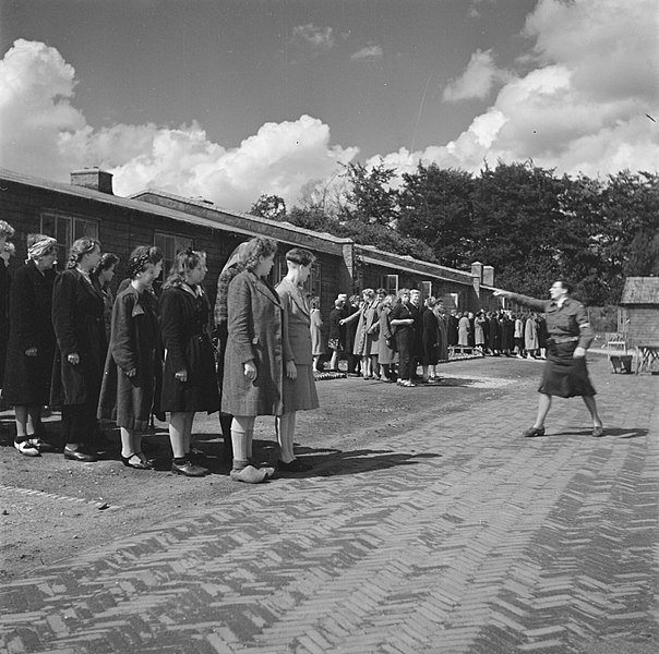 File:Groepen vrouwen staan aangetreden op een appelplaats Een kampbewaardster geeft , Bestanddeelnr 900-4805.jpg