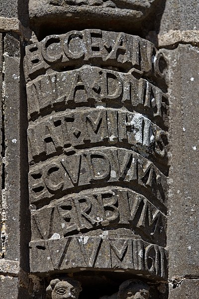 File:Guimiliau - Enclos paroissial - le portail - Statue du piédroit - PA00089998 - 018.jpg