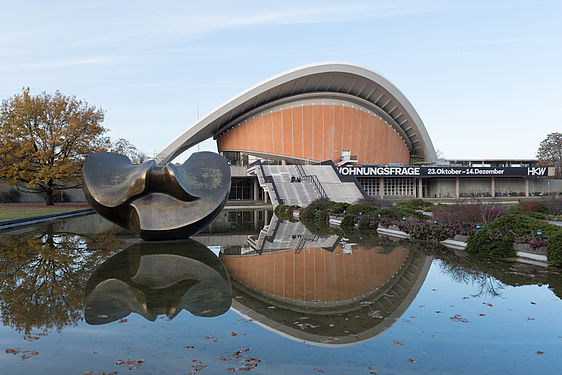 HKW Konferenzzentrum mit Henry Moore Skulptur