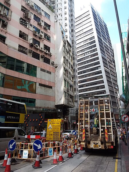 File:HK Sheung Wan Queen's Road Central road construction Nov 2018 SSG 02.jpg