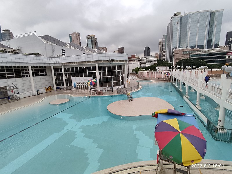 File:HK TST 尖沙咀 Tsim Sha Tsui Kowloon 九龍公園 Kln Park 公眾游泳池 Swimming Pool outdoor zone August 2022 Px3 12.jpg