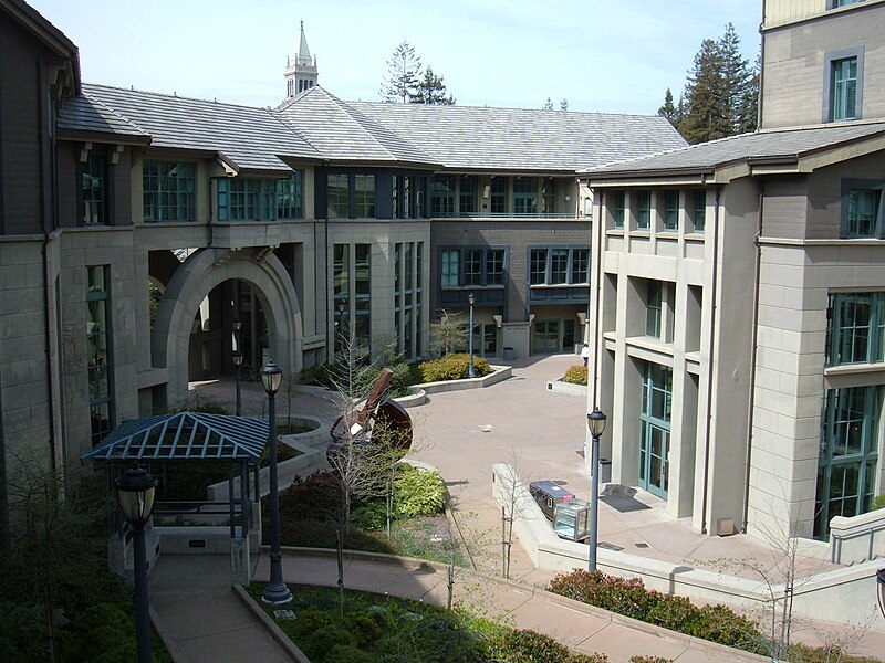 Dosya:Haas School of Business central courtyard.JPG