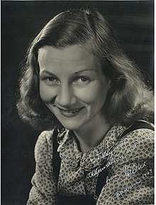 Елена Кирсова, балерина, ок. 1941 - фотограф Bitter-Jeppesen Studios, Мельбурн (4439479907) .jpg