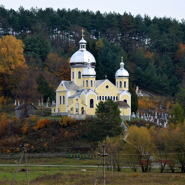 File:Holy Trinity church, Chemeryntsi (01).jpg