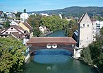 Holzbrücke über den Limmat, rechts Landvogteischloss, links Nepomukstatue.JPG