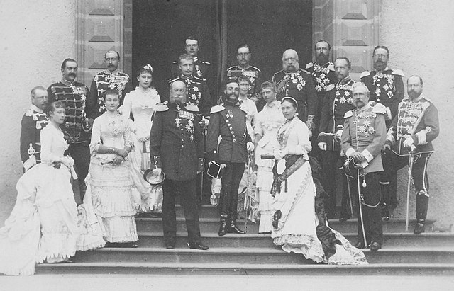 Alfonso surrounded by his relative European monarchs and their spouses at Homburg Castle in 1883. Edward VII, Wilhelm I and Carlos I can be seen among