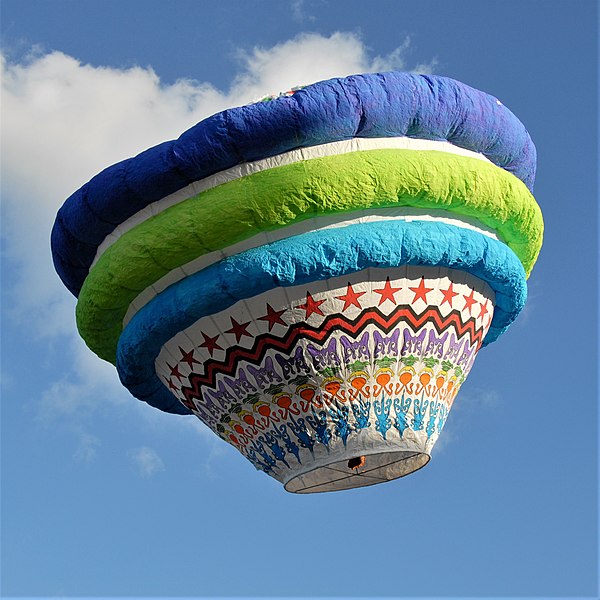 File:Hot air balloon, Ventotene 02.jpg