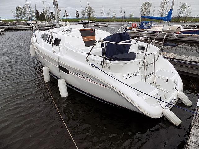 Hunter 29.5 showing detail of the walk-through transom design