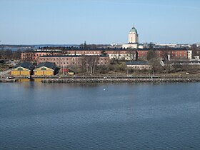 A ilha Iso Mustasaari da fortaleza Suomenlinna.
