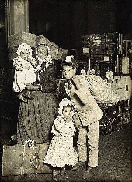 File:Italian family in the baggage room, Ellis Island, 1905.jpg