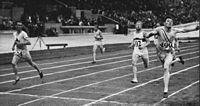 Zieleinlauf im 400-Meter-Finale 1928: links James Ball (Silber), in der Mitte mit Brille Joachim Büchner (Bronze), links Ray Barbuti (Gold)