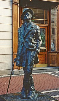 James Joyce statue, Dublin 1998.jpg