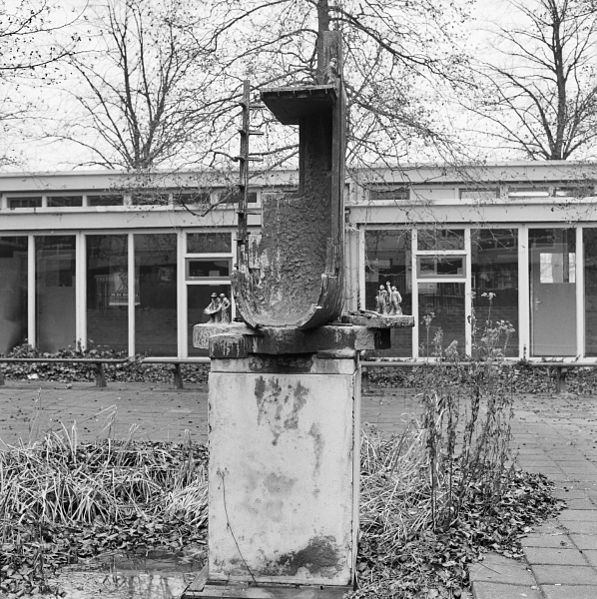 File:KUNSTWERK 'SCHIP IN AANBOUW' (HILDO KROP, 1958-'59) OVERZICHT - Amsterdam - 20372892 - RCE.jpg