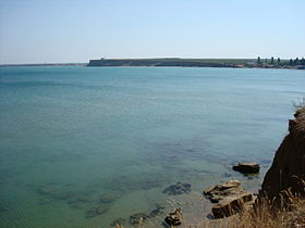 Una de las bahías de Kalamitsky Bay cerca del pueblo.  Angular.  Vista desde el cabo Tubek hasta el cabo Kermenchik