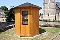 wikimedia_commons=File:Kiosque à livres devant l’école communale de Cherré-Au le 30 juin 2019.jpg
