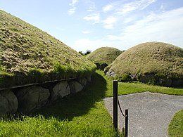 Knowth Dowth near Newgrange.JPG