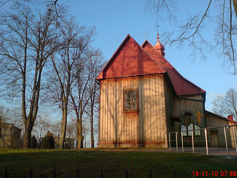 File:Kościół w Wólce Niedźwiedzkiej - panoramio.jpg