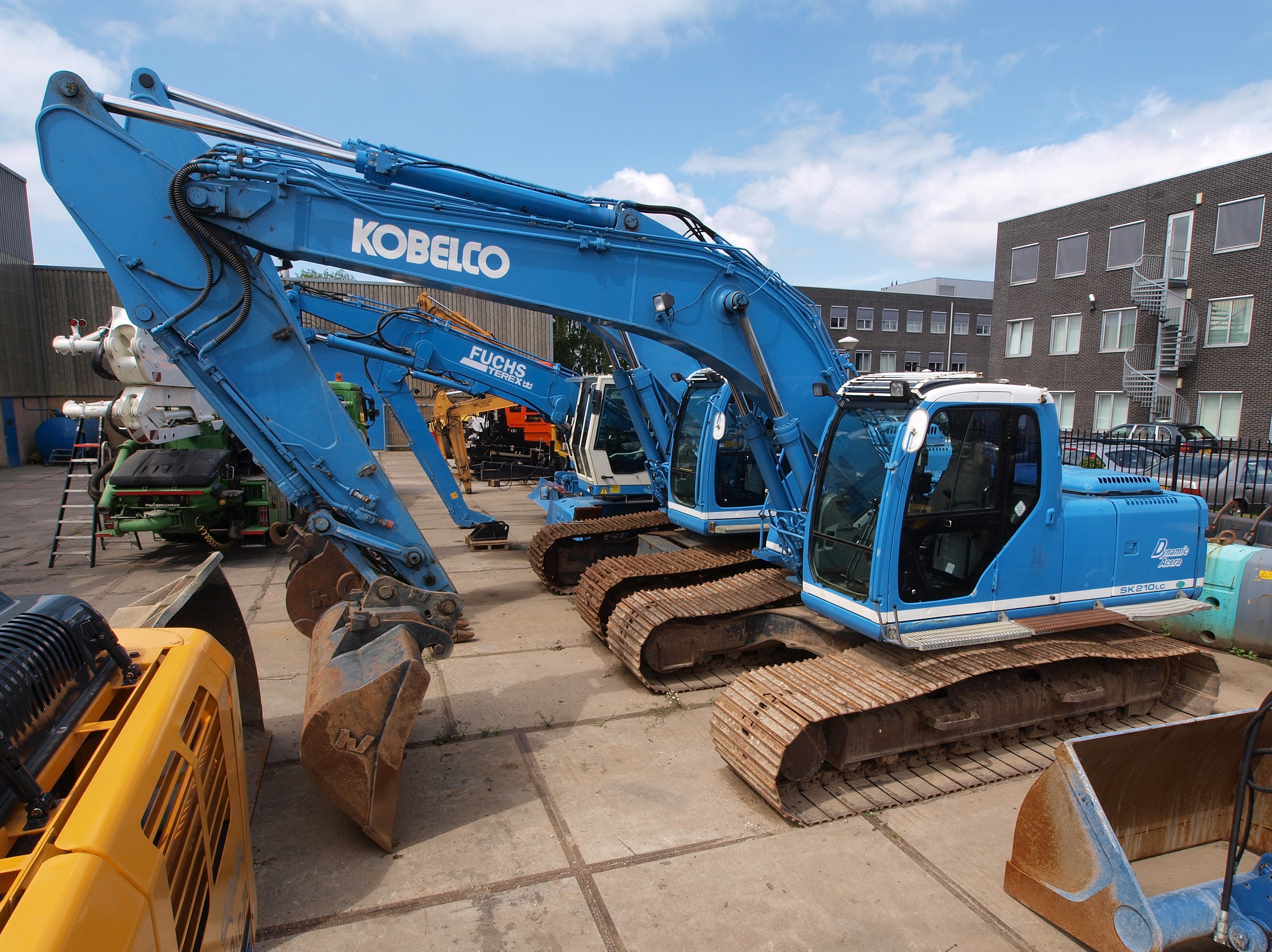 File:Kobelco SK210LC Dynamic Acera.JPG - Wikimedia Commons