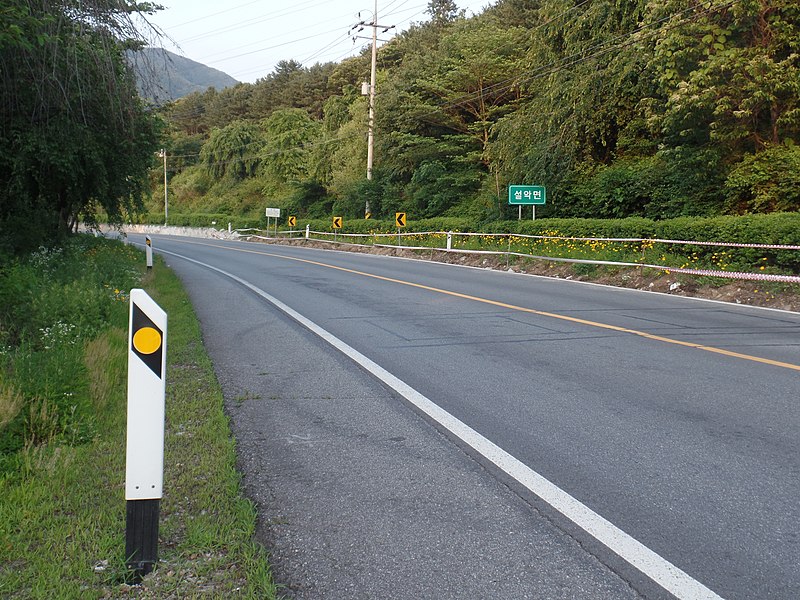 File:Korea National Route 37 Cheongpyeong-Seolak Border (1).jpg