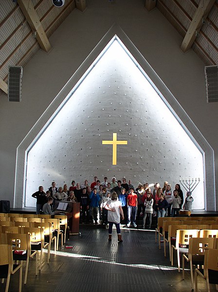 File:Koret øver i Lommedalen kirke.jpg