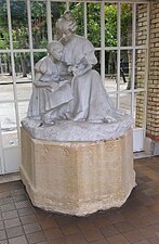 La statue La leçon d’histoire naturelle par Blanche Moria, dans la cour d’honneur.