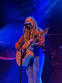 Country singer Lainey Wilson giving a concert in 2020.